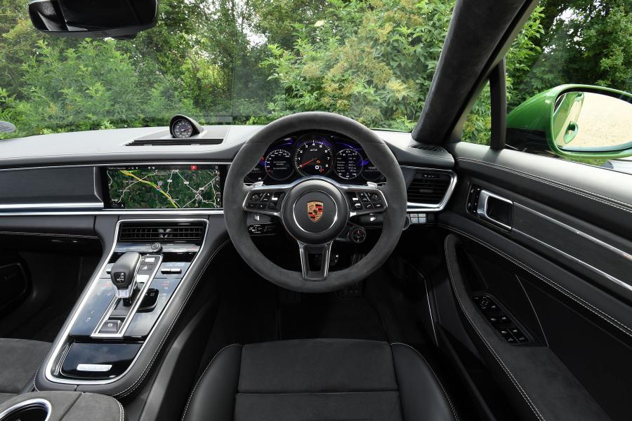 Торпедо Porsche Panamera GTS 2019 года  (UK) (фото 7 из 17)
